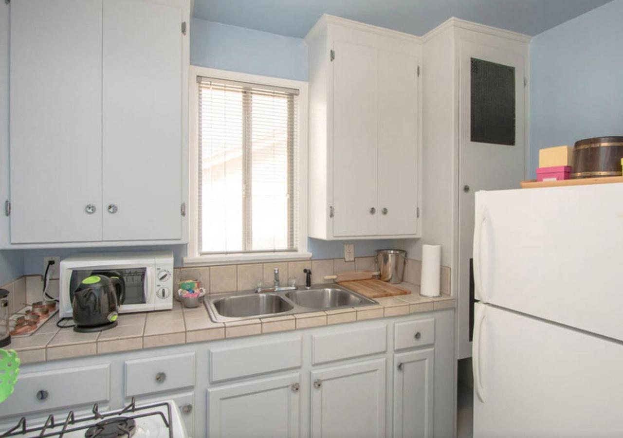 The Burbank Sanctuary - Be Pampered - Full Kitchen Exterior photo